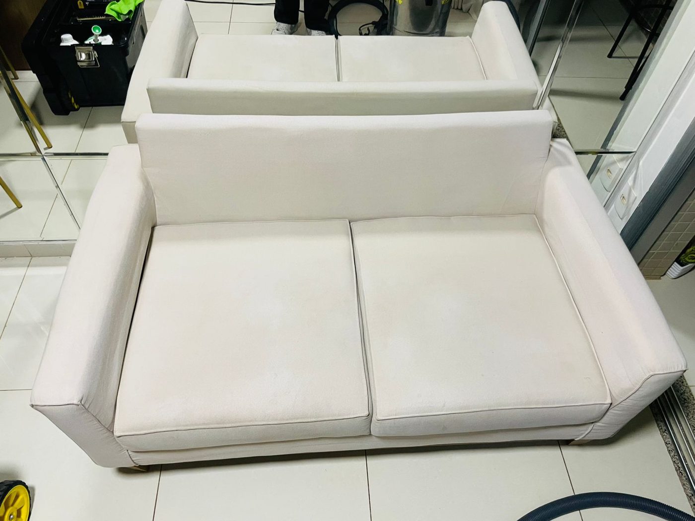 Sofá claro higienizado